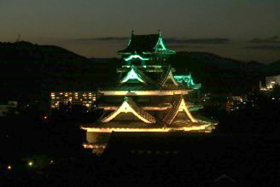 ライトアップされた熊本城天守閣の写真
