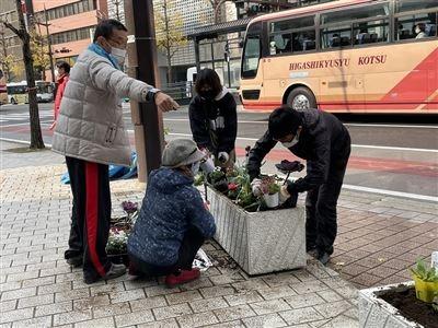 町中に花を植えている写真