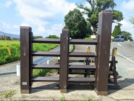 田原坂公園大駐車場の門扉の写真