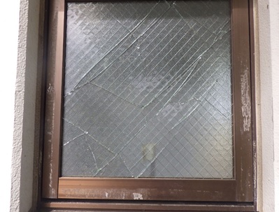 破損している窓ガラスの写真