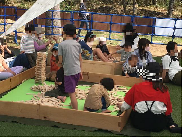 木育おもちゃ広場で遊んでいる子供たちの写真